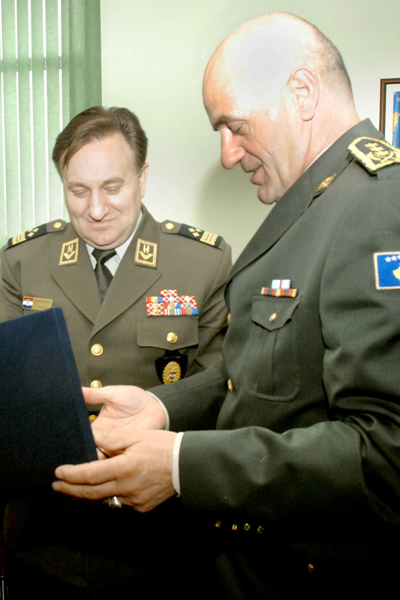 https://www.morh.hr/wp-content/gallery/posjet-naelnika-gs-os-rh-republici-kosovo-i-kfor-u/kosovo_16042012_4.jpg