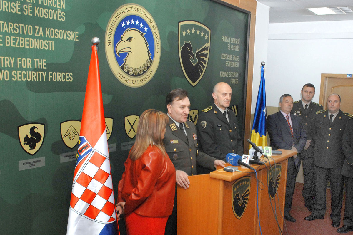 https://www.morh.hr/wp-content/gallery/posjet-naelnika-gs-os-rh-republici-kosovo-i-kfor-u/kosovo_16042012_6.jpg