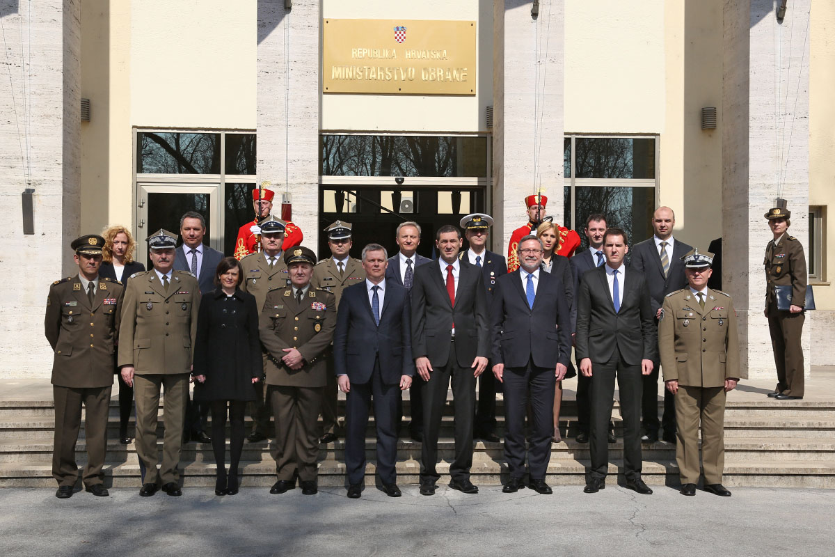 https://www.morh.hr/wp-content/gallery/posjet-poljskog-potpredsjednika-vlade-i-ministra-obrane-morh-u/pl_19032015_05.jpg