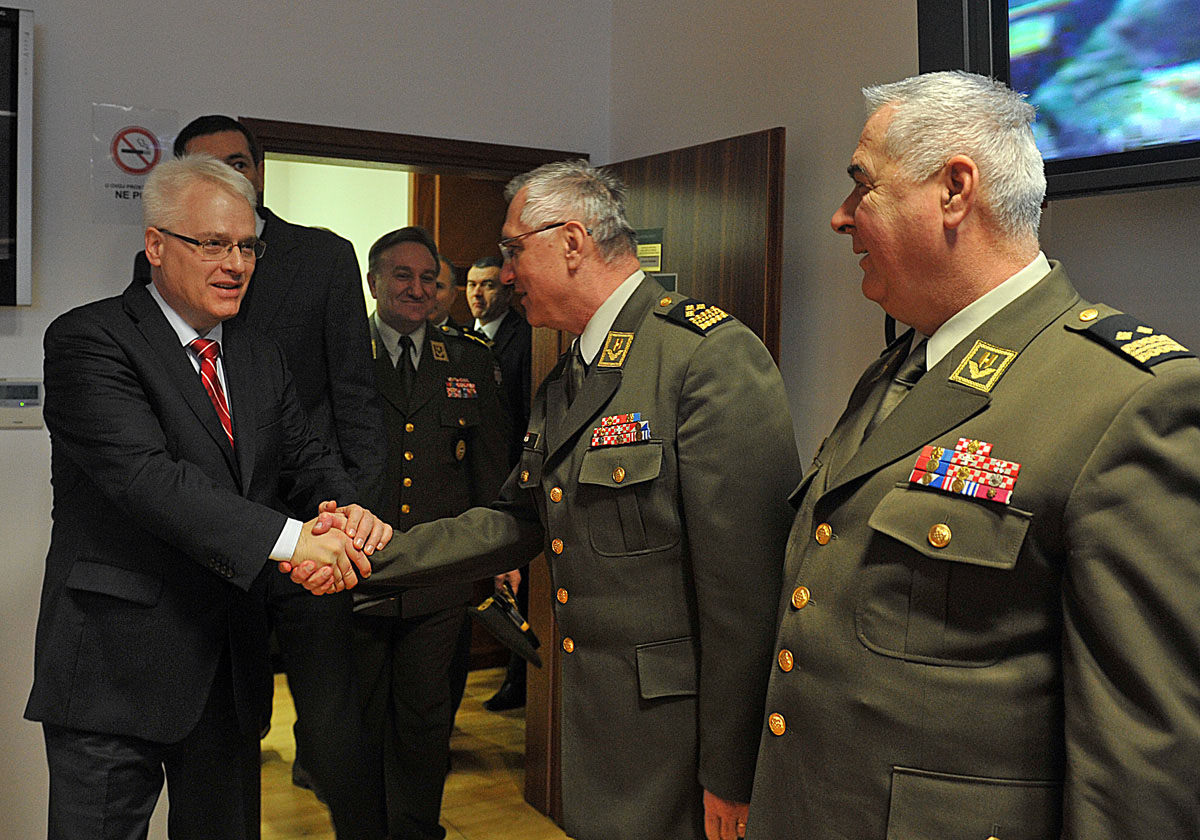 https://www.morh.hr/wp-content/gallery/posjet-predsjednika-rh-zapovjednom-operativnom-sredistu-os-rh/zos_01012015_02.jpg