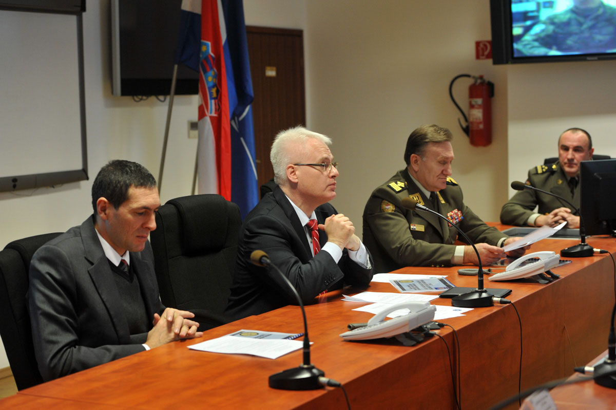 https://www.morh.hr/wp-content/gallery/posjet-predsjednika-rh-zapovjednom-operativnom-sredistu-os-rh/zos_01012015_11.jpg
