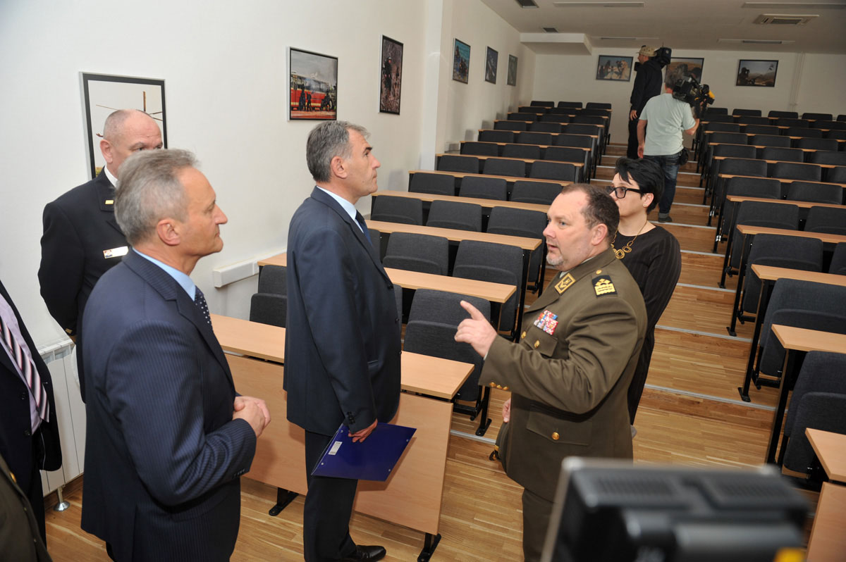 https://www.morh.hr/wp-content/gallery/posjet-saborskog-odbora-za-obranu-hrvatskom-vojnom-ucilistu/sozo_16042015_14.jpg