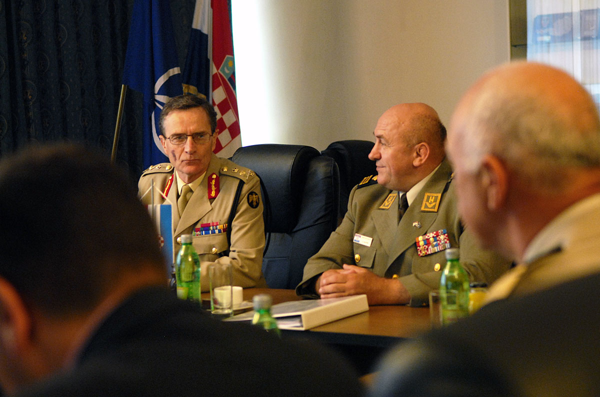 https://www.morh.hr/wp-content/gallery/posjet-zamjenika-zapovjednika-nato-zapovjednitva-za-operacije/doc_0074_06072010.jpg