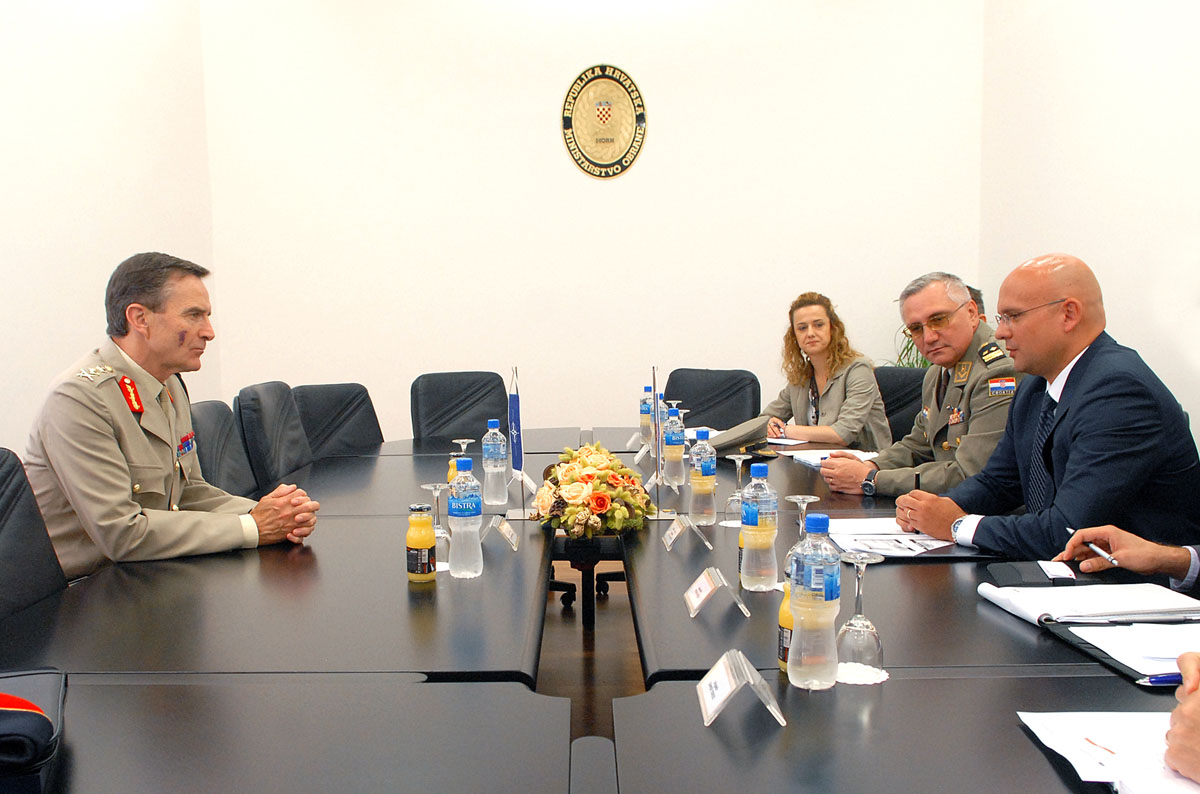 https://www.morh.hr/wp-content/gallery/posjet-zamjenika-zapovjednika-nato-zapovjednitva-za-operacije/doc_0128_06072010.jpg
