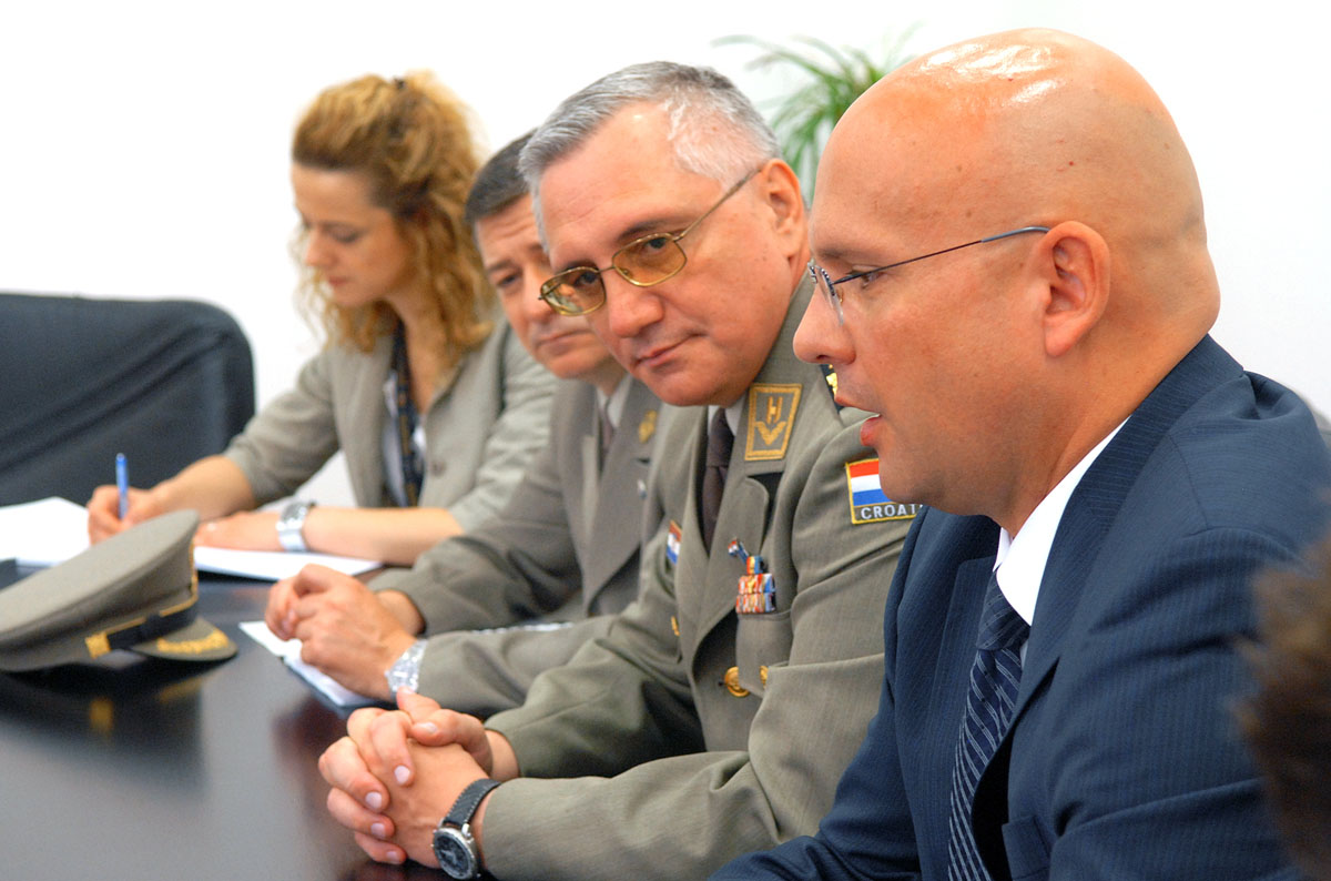 https://www.morh.hr/wp-content/gallery/posjet-zamjenika-zapovjednika-nato-zapovjednitva-za-operacije/doc_0136_06072010.jpg