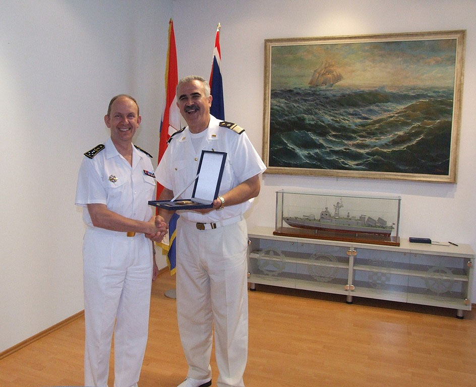 https://www.morh.hr/wp-content/gallery/posjet-zapovijednika-francuske-mornarice-hrm-u/forissiera_060709_3.jpg