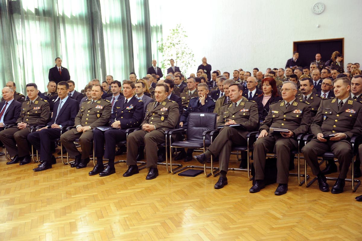 https://www.morh.hr/wp-content/gallery/posjet-zapovjednika-nato-zapovjedbitva-za-transformacije-hvu/0027_morh.hr_08032012.jpg