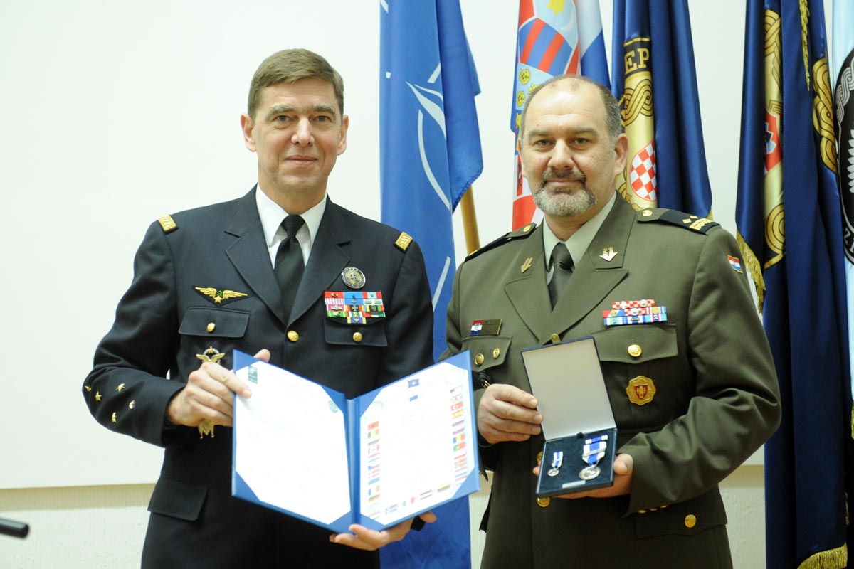 https://www.morh.hr/wp-content/gallery/posjet-zapovjednika-nato-zapovjedbitva-za-transformacije-hvu/0034_morh.hr_08032012.jpg