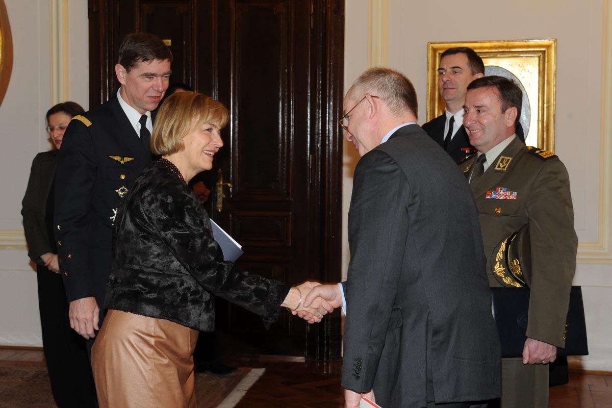 https://www.morh.hr/wp-content/gallery/posjet-zapovjednika-nato-zapovjedbitva-za-transformacije-hvu/1003_morh.hr_08032012.jpg