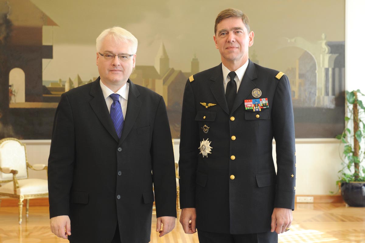 https://www.morh.hr/wp-content/gallery/posjet-zapovjednika-nato-zapovjedbitva-za-transformacije-hvu/1013_morh.hr_08032012.jpg