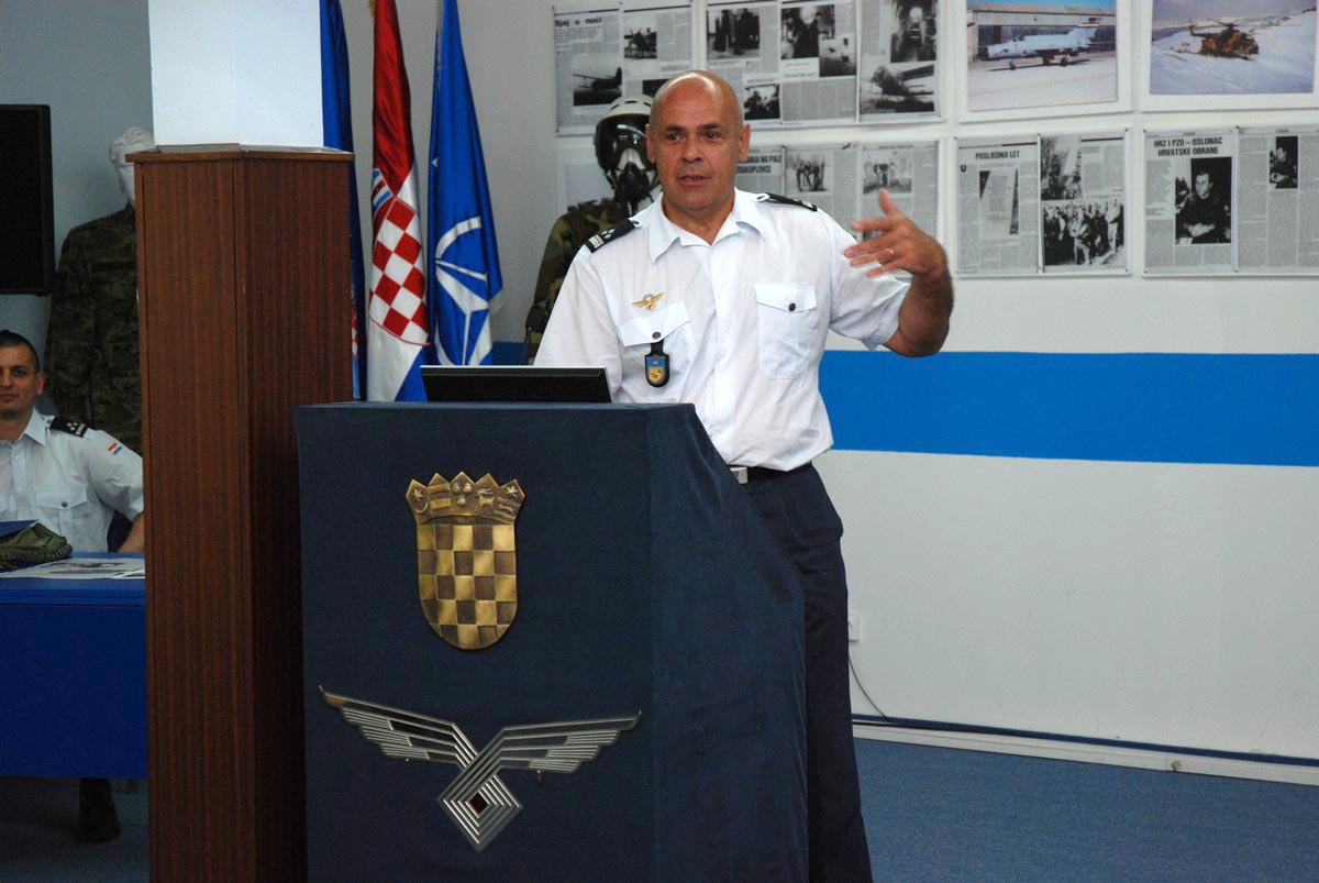 https://www.morh.hr/wp-content/gallery/posjetpolaznika-22-narastaja-intergranske-zapovjedno-stozerne-izobrazbe-hrz-u-i-pzo-u/zss_12062014_5.jpg