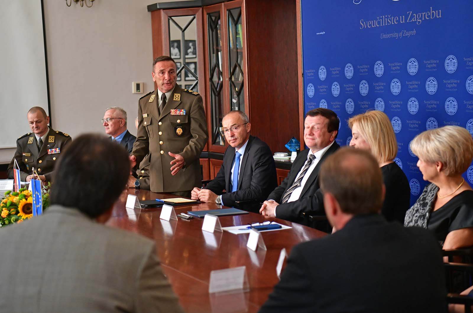 https://www.morh.hr/wp-content/gallery/potpisan-sporazum-izmedu-vlade-rh-i-sveucilista-u-zagrebu/specijalisticki_studiji_za_potrebe_hrvatske_vojske_190719_16.jpg