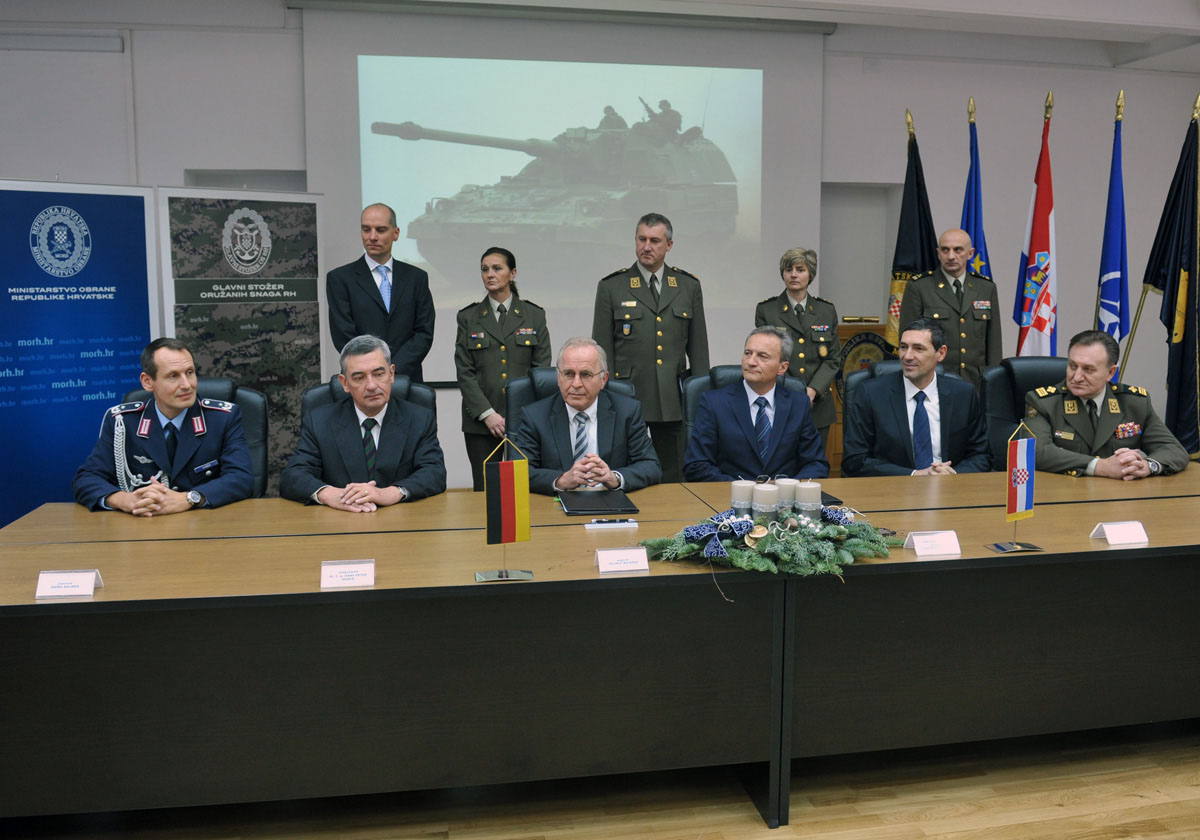 https://www.morh.hr/wp-content/gallery/potpisan-sporazum-o-nabavi-njemackih-haubica-pzh-2000/ugovor_pzh_05122014_02.jpg