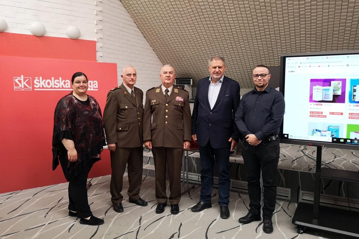 https://www.morh.hr/wp-content/gallery/potpisan-sporazum-o-znanstveno-tehnickoj-suradnji-hvu-a-i-skolske-knjige-2019/sporazum_o_suradnji_skolska_knjiga_hr_vojno_uciliste05062019_03.jpg