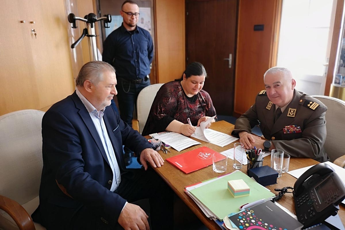 https://www.morh.hr/wp-content/gallery/potpisan-sporazum-o-znanstveno-tehnickoj-suradnji-hvu-a-i-skolske-knjige-2019/sporazum_o_suradnji_skolska_knjiga_hr_vojno_uciliste05062019_06.jpg