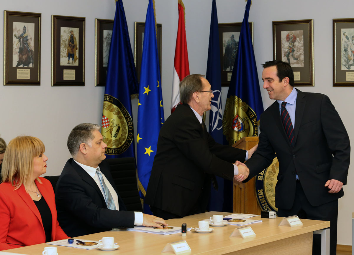 https://www.morh.hr/wp-content/gallery/potpisan-ugovor-o-nabavi-vojne-opreme-za-potrebe-os-rh/ugovor_04042016_02.jpg