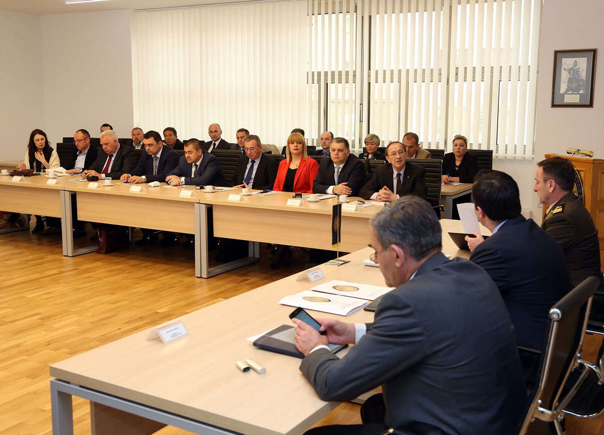 https://www.morh.hr/wp-content/gallery/potpisan-ugovor-o-nabavi-vojne-opreme-za-potrebe-os-rh/ugovor_04042016_03.jpg