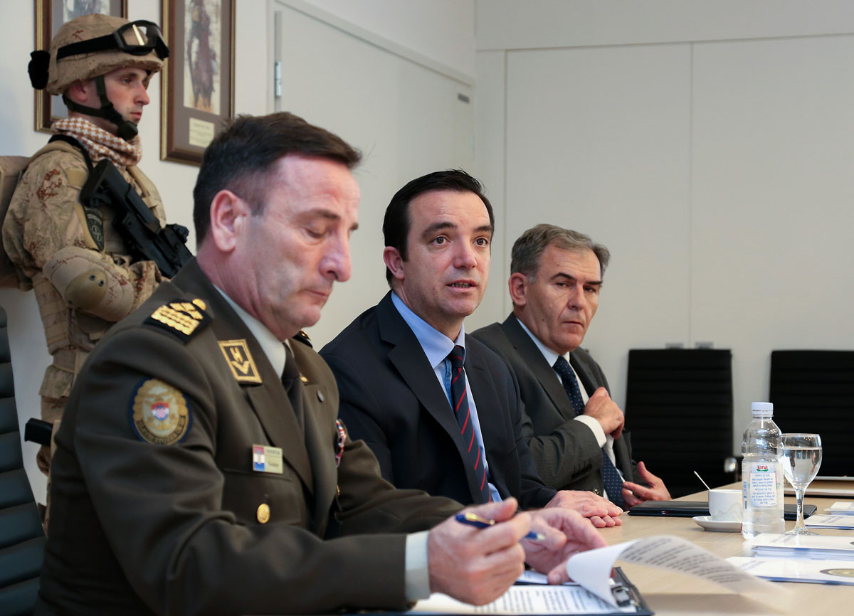 https://www.morh.hr/wp-content/gallery/potpisan-ugovor-o-nabavi-vojne-opreme-za-potrebe-os-rh/ugovor_04042016_04.jpg