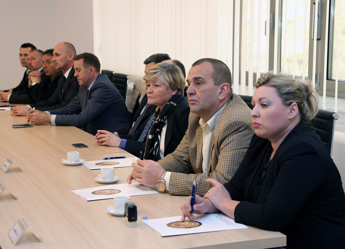 https://www.morh.hr/wp-content/gallery/potpisan-ugovor-o-nabavi-vojne-opreme-za-potrebe-os-rh/ugovor_04042016_05.jpg