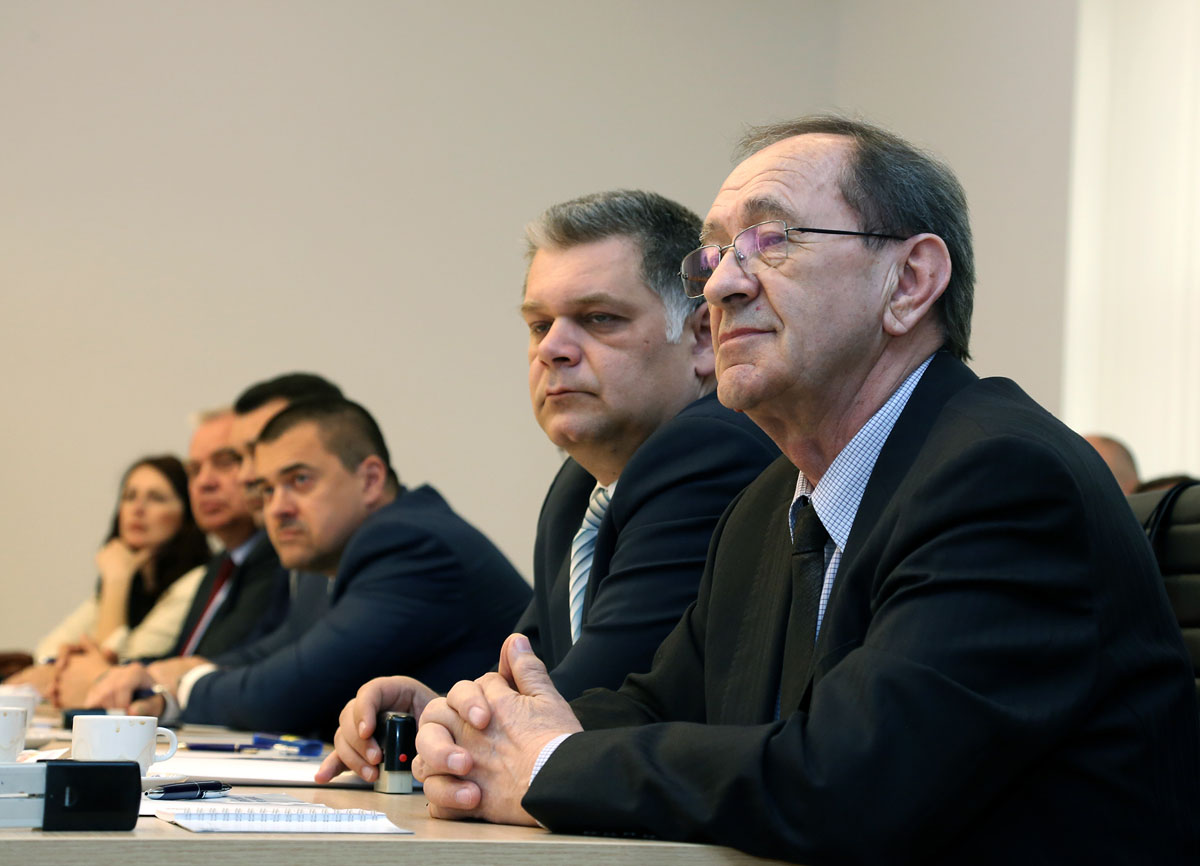 https://www.morh.hr/wp-content/gallery/potpisan-ugovor-o-nabavi-vojne-opreme-za-potrebe-os-rh/ugovor_04042016_06.jpg