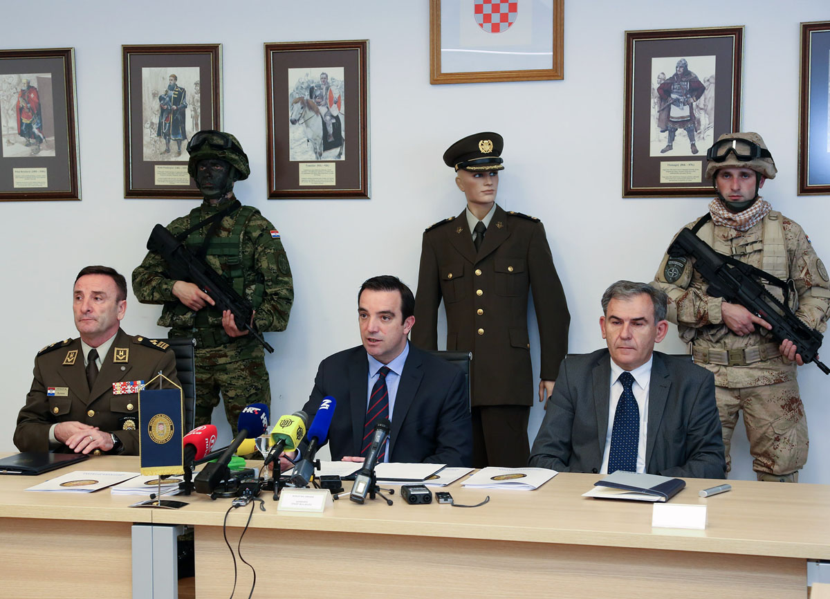 https://www.morh.hr/wp-content/gallery/potpisan-ugovor-o-nabavi-vojne-opreme-za-potrebe-os-rh/ugovor_04042016_07.jpg
