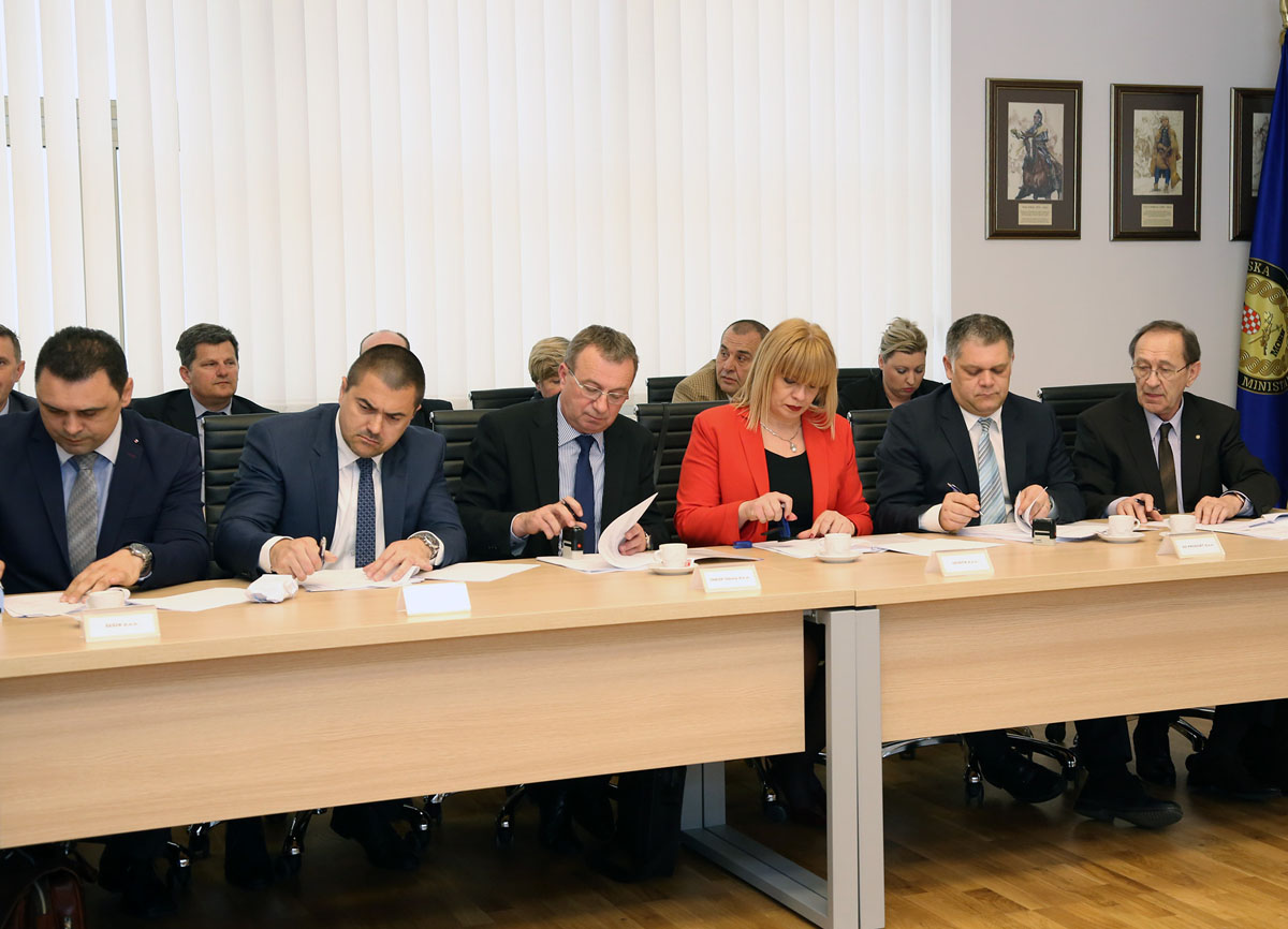 https://www.morh.hr/wp-content/gallery/potpisan-ugovor-o-nabavi-vojne-opreme-za-potrebe-os-rh/ugovor_04042016_08.jpg