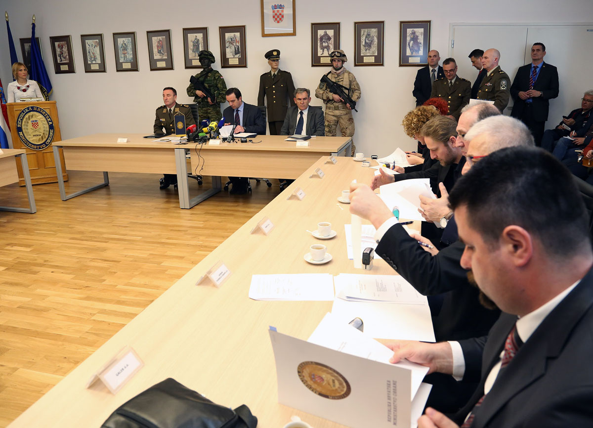 https://www.morh.hr/wp-content/gallery/potpisan-ugovor-o-nabavi-vojne-opreme-za-potrebe-os-rh/ugovor_04042016_09.jpg