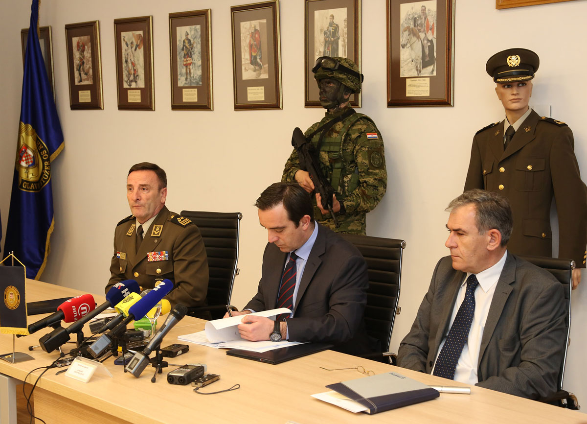 https://www.morh.hr/wp-content/gallery/potpisan-ugovor-o-nabavi-vojne-opreme-za-potrebe-os-rh/ugovor_04042016_10.jpg