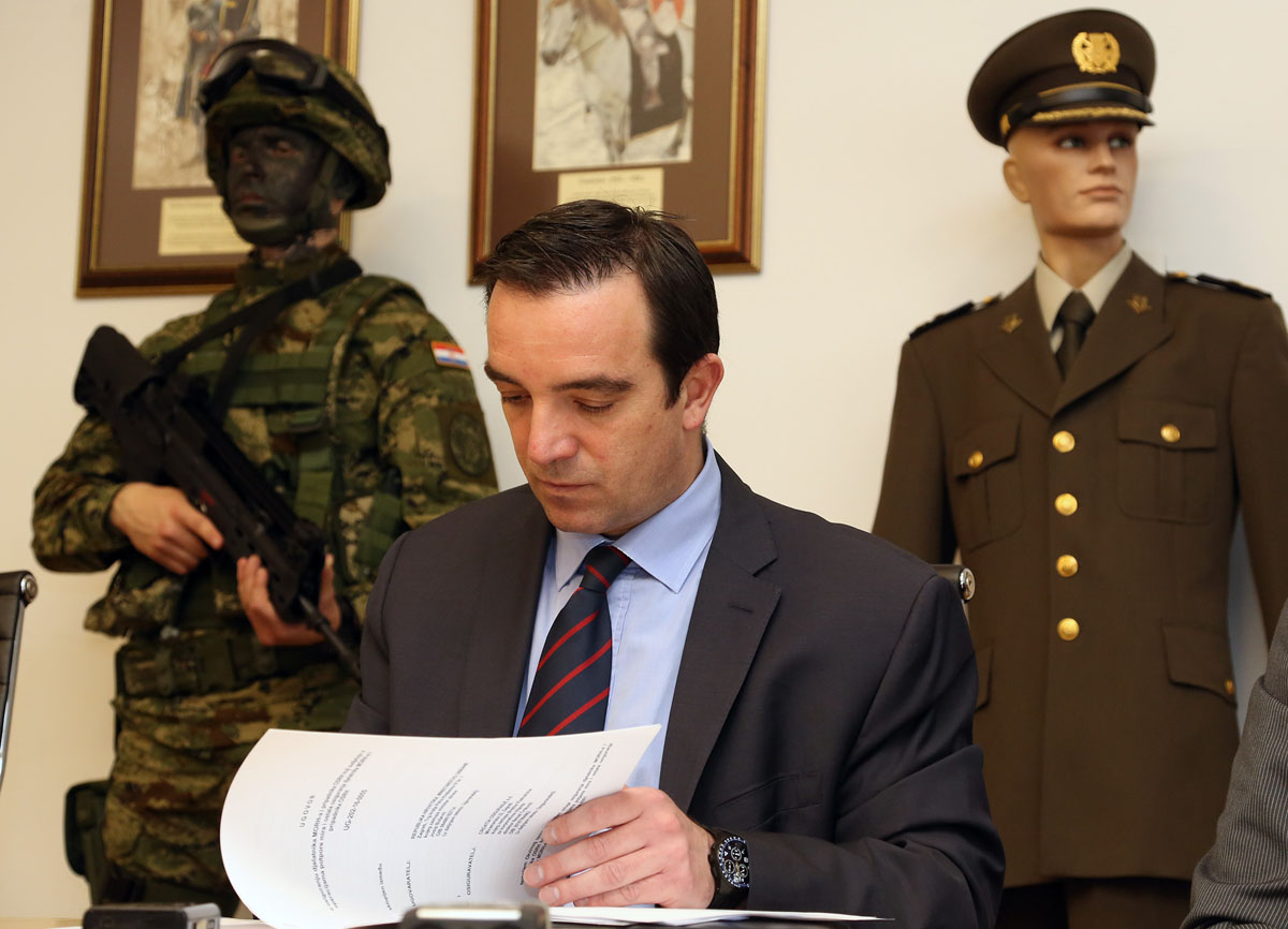 https://www.morh.hr/wp-content/gallery/potpisan-ugovor-o-nabavi-vojne-opreme-za-potrebe-os-rh/ugovor_04042016_11.jpg