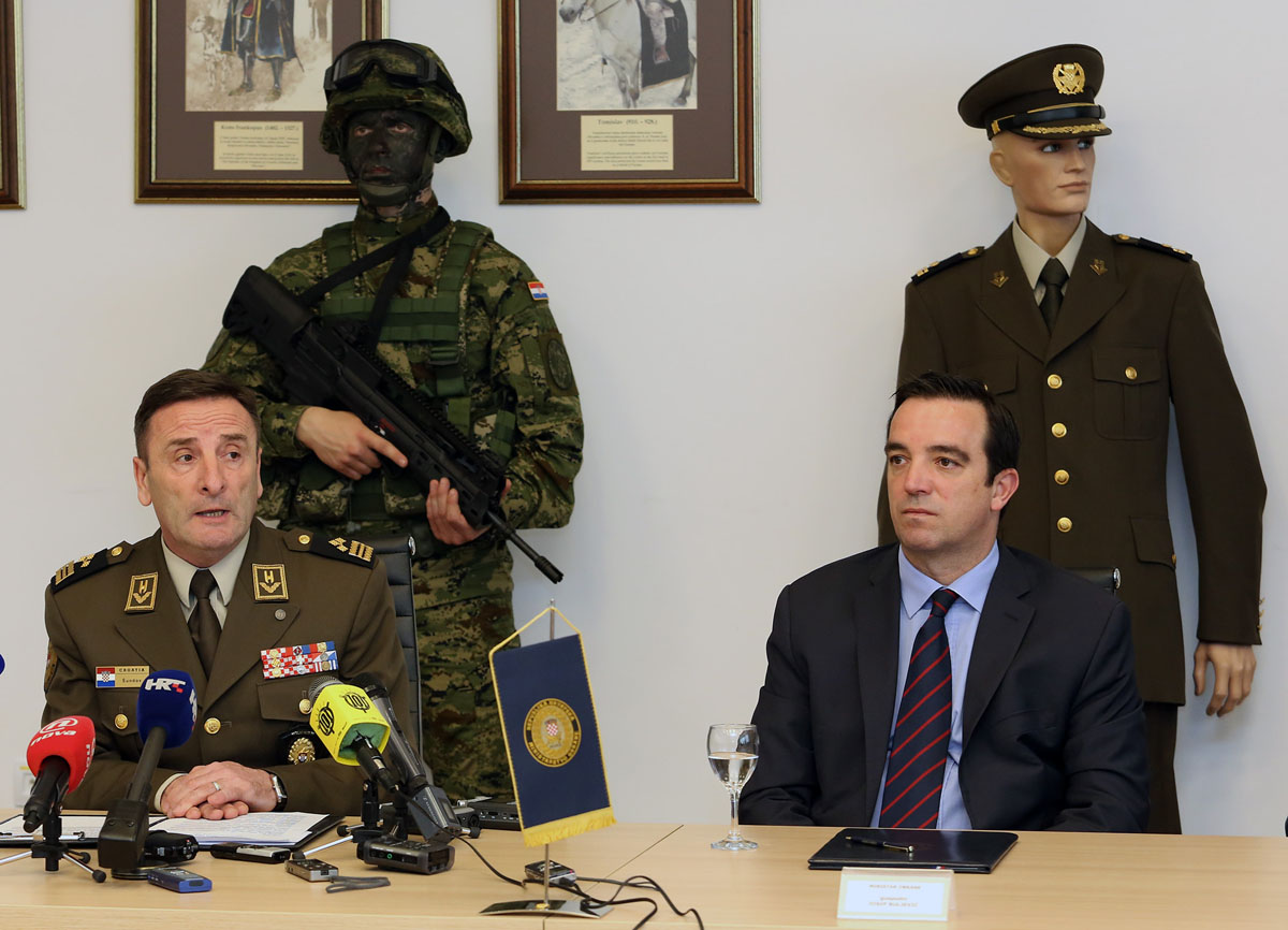 https://www.morh.hr/wp-content/gallery/potpisan-ugovor-o-nabavi-vojne-opreme-za-potrebe-os-rh/ugovor_04042016_12.jpg