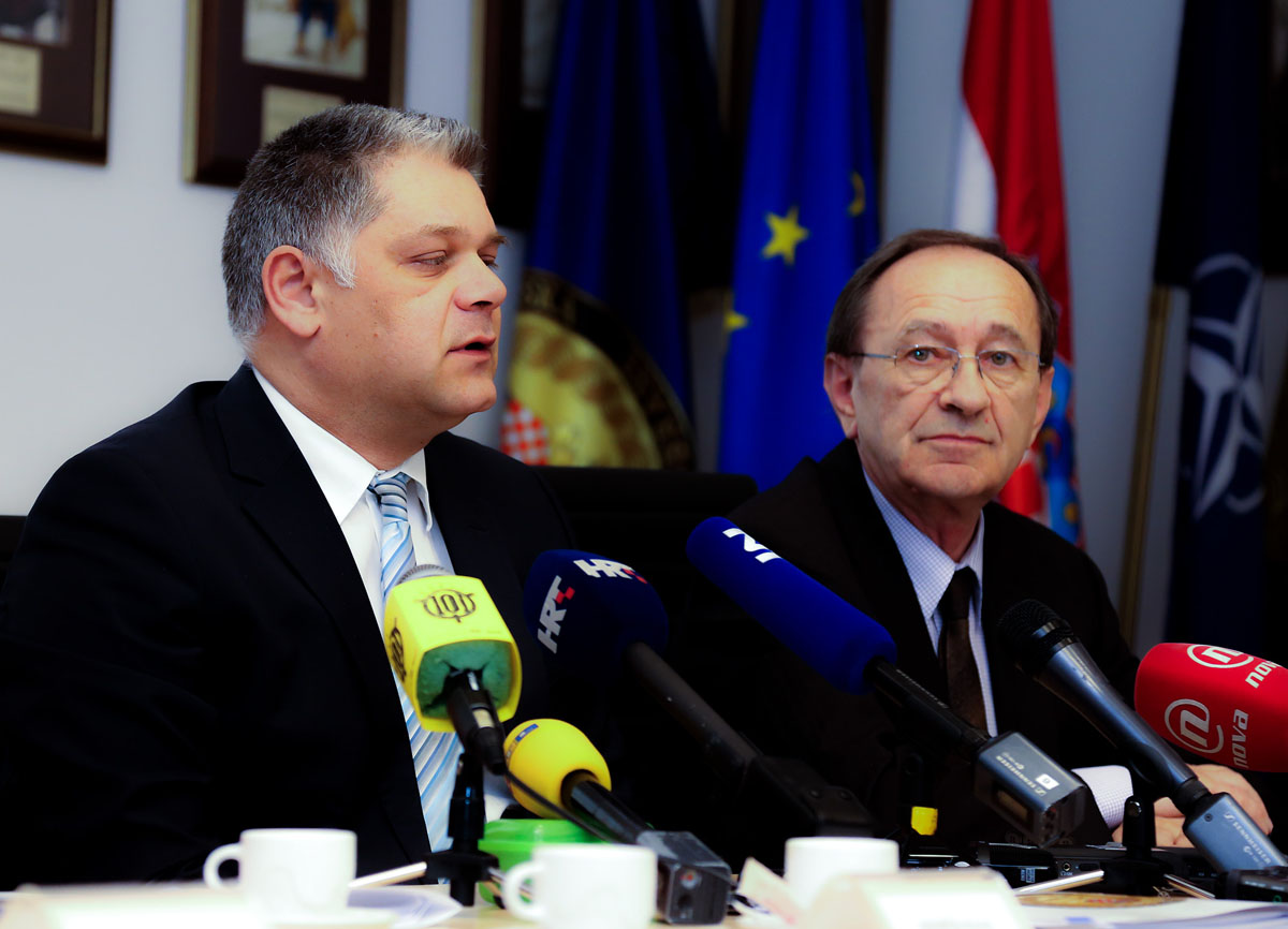 https://www.morh.hr/wp-content/gallery/potpisan-ugovor-o-nabavi-vojne-opreme-za-potrebe-os-rh/ugovor_04042016_13.jpg