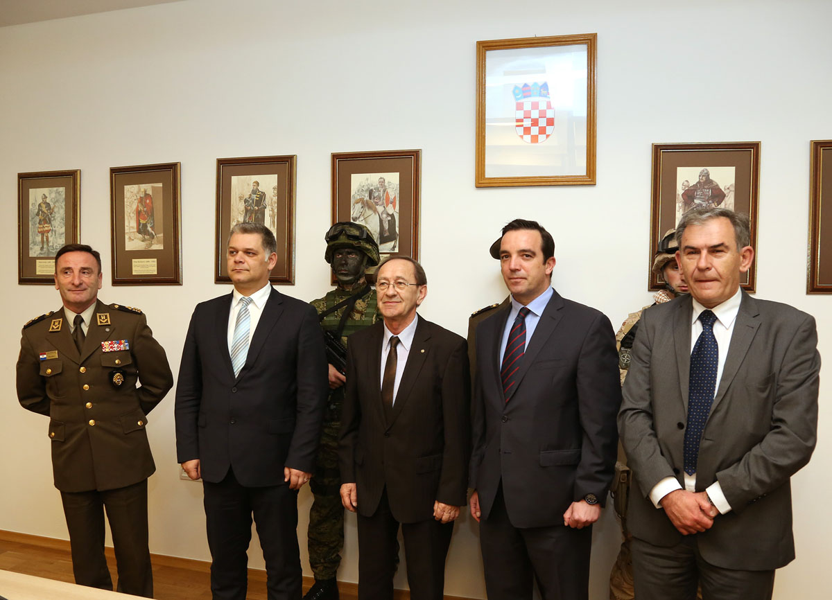 https://www.morh.hr/wp-content/gallery/potpisan-ugovor-o-nabavi-vojne-opreme-za-potrebe-os-rh/ugovor_04042016_14.jpg