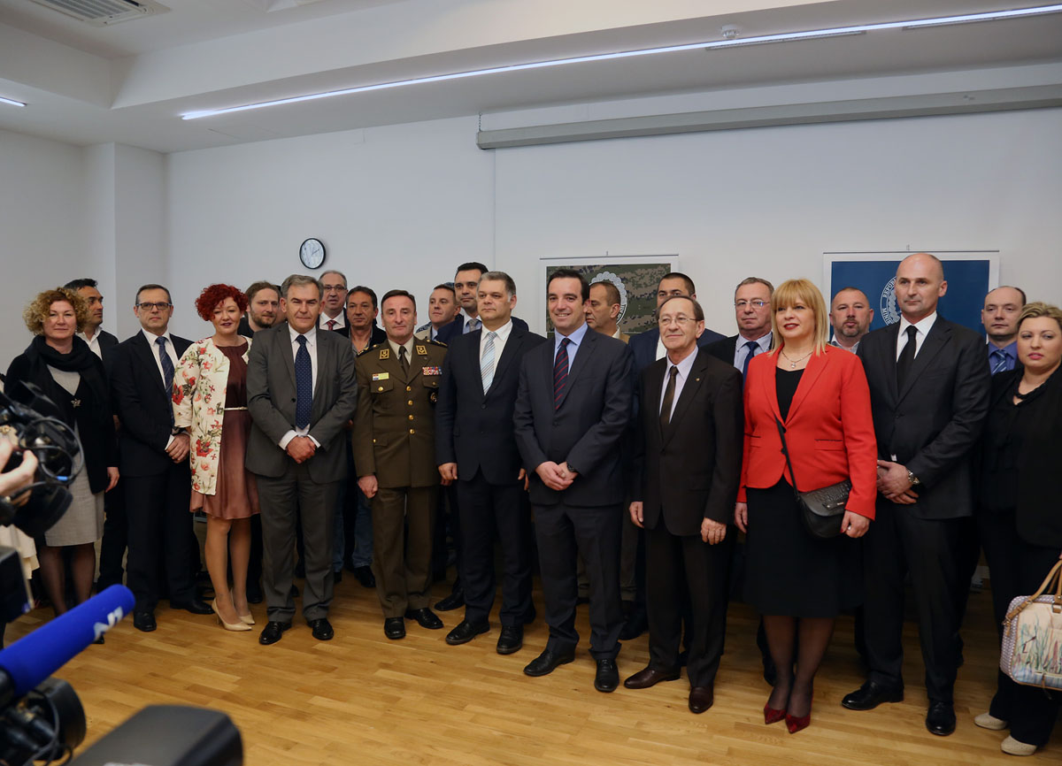 https://www.morh.hr/wp-content/gallery/potpisan-ugovor-o-nabavi-vojne-opreme-za-potrebe-os-rh/ugovor_04042016_15.jpg