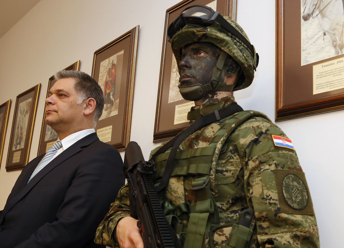 https://www.morh.hr/wp-content/gallery/potpisan-ugovor-o-nabavi-vojne-opreme-za-potrebe-os-rh/ugovor_04042016_16.jpg