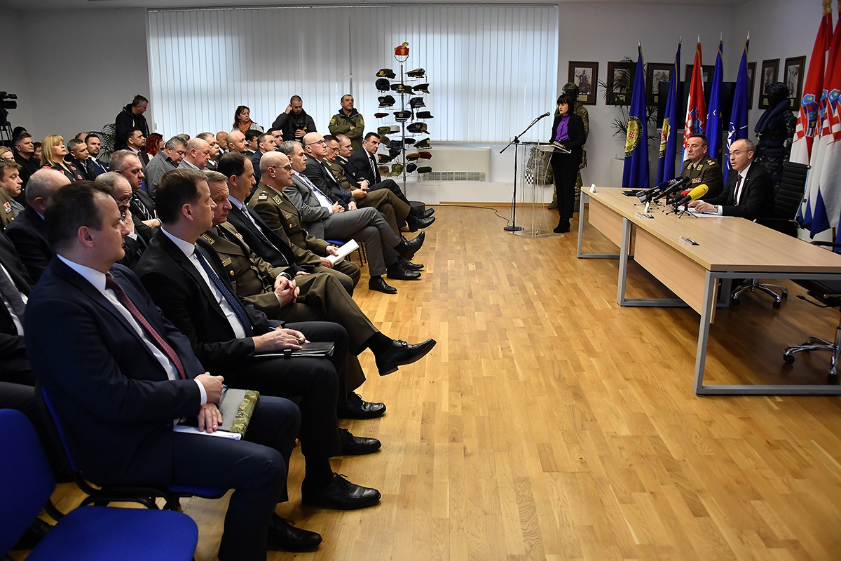 https://www.morh.hr/wp-content/gallery/potpisani-ugovori-o-nabavi-vojne-opreme-s-38-hrvatskih-tvrtki/20200217-potpisivanje-ugovora-01.jpg