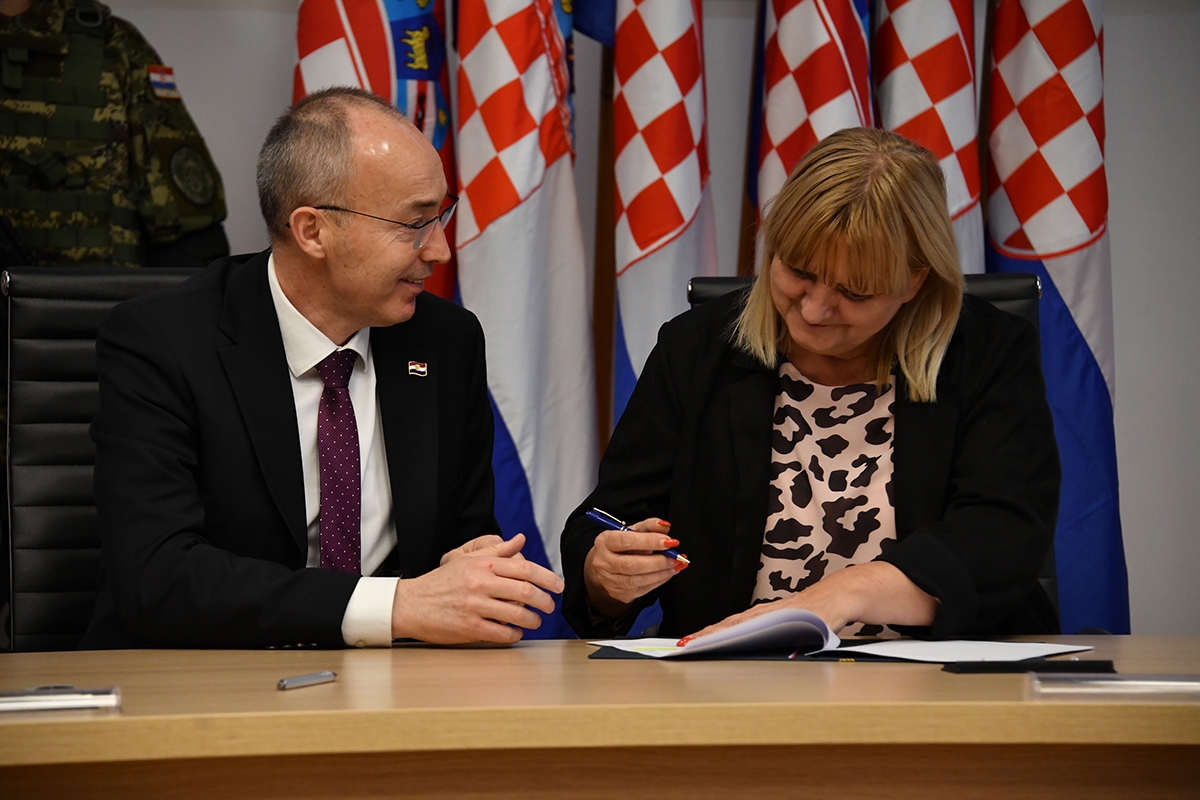 https://www.morh.hr/wp-content/gallery/potpisani-ugovori-o-nabavi-vojne-opreme-s-38-hrvatskih-tvrtki/20200217-potpisivanje-ugovora-05.jpg