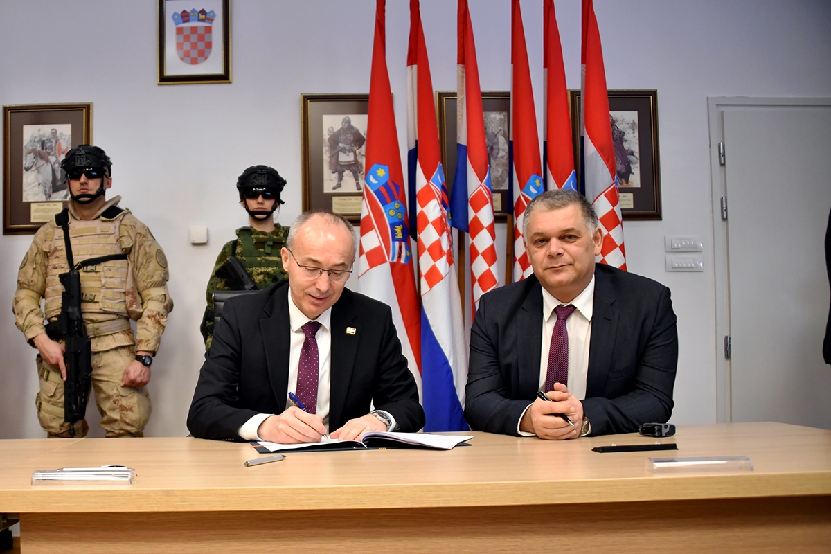 https://www.morh.hr/wp-content/gallery/potpisani-ugovori-o-nabavi-vojne-opreme-s-38-hrvatskih-tvrtki/20200217-potpisivanje-ugovora-06.jpg