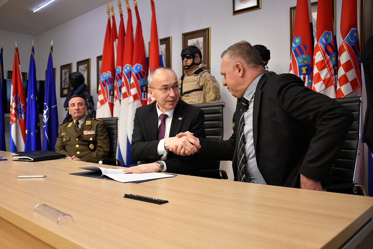 https://www.morh.hr/wp-content/gallery/potpisani-ugovori-o-nabavi-vojne-opreme-s-38-hrvatskih-tvrtki/20200217-potpisivanje-ugovora-07.jpg