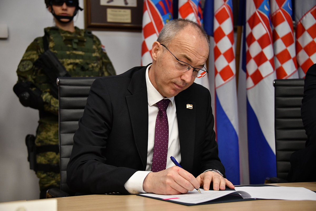 https://www.morh.hr/wp-content/gallery/potpisani-ugovori-o-nabavi-vojne-opreme-s-38-hrvatskih-tvrtki/20200217-potpisivanje-ugovora-08.jpg