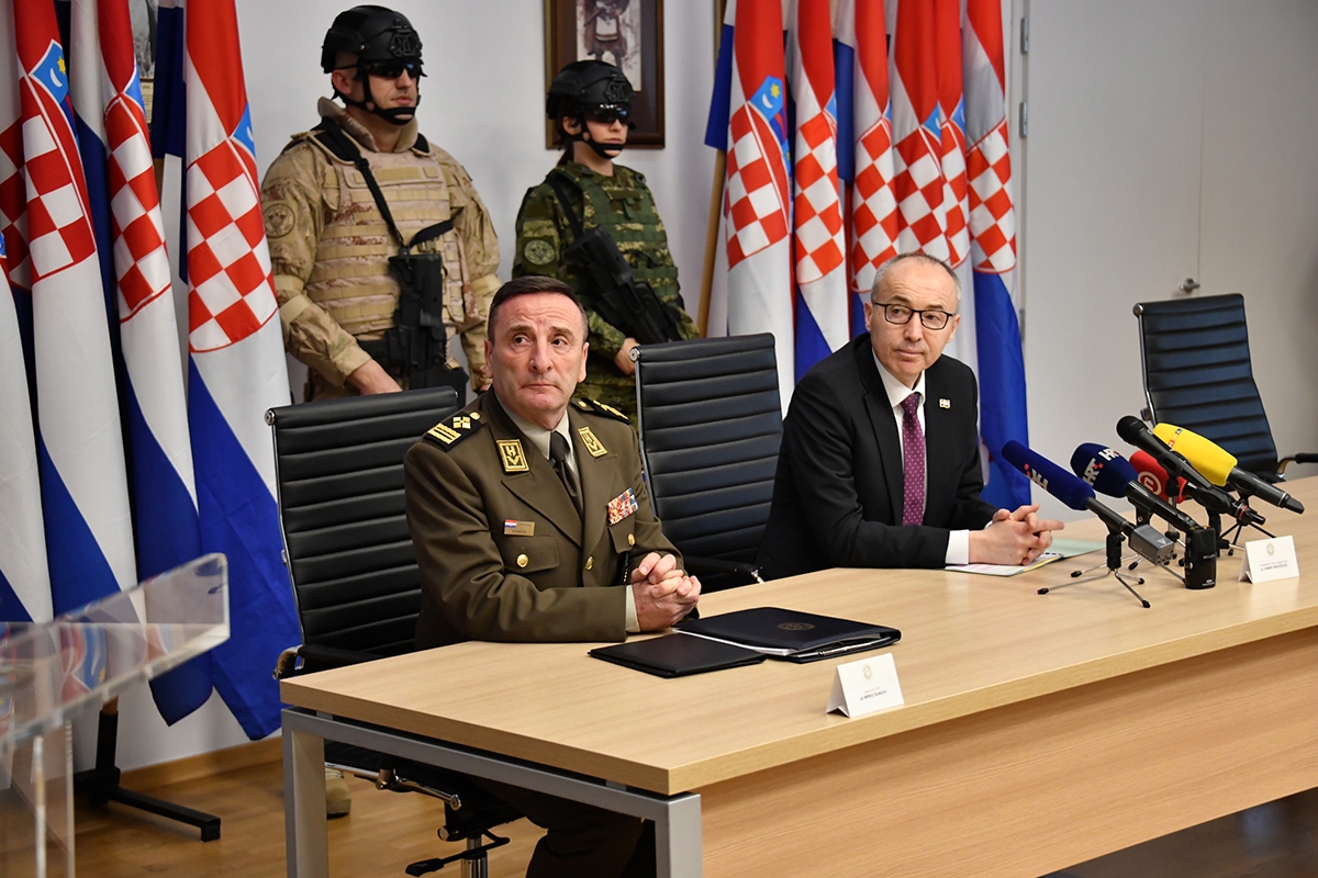 https://www.morh.hr/wp-content/gallery/potpisani-ugovori-o-nabavi-vojne-opreme-s-38-hrvatskih-tvrtki/20200217-potpisivanje-ugovora-09.jpg