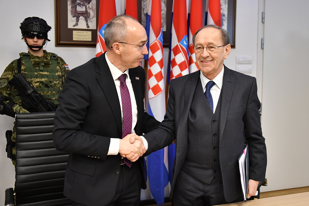 https://www.morh.hr/wp-content/gallery/potpisani-ugovori-o-nabavi-vojne-opreme-s-38-hrvatskih-tvrtki/20200217-potpisivanje-ugovora-09a.jpg