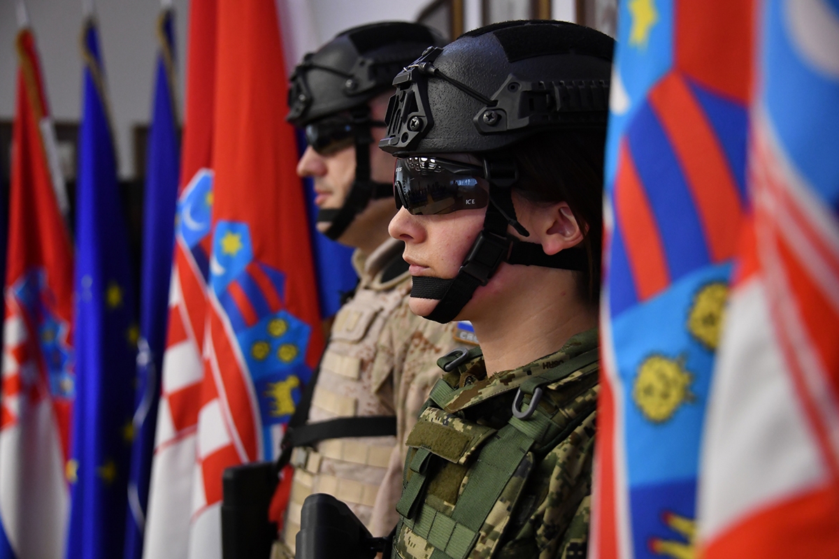 https://www.morh.hr/wp-content/gallery/potpisani-ugovori-o-nabavi-vojne-opreme-s-38-hrvatskih-tvrtki/20200217-potpisivanje-ugovora-10.jpg