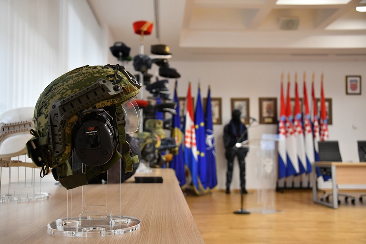https://www.morh.hr/wp-content/gallery/potpisani-ugovori-o-nabavi-vojne-opreme-s-38-hrvatskih-tvrtki/20200217-potpisivanje-ugovora-11.jpg