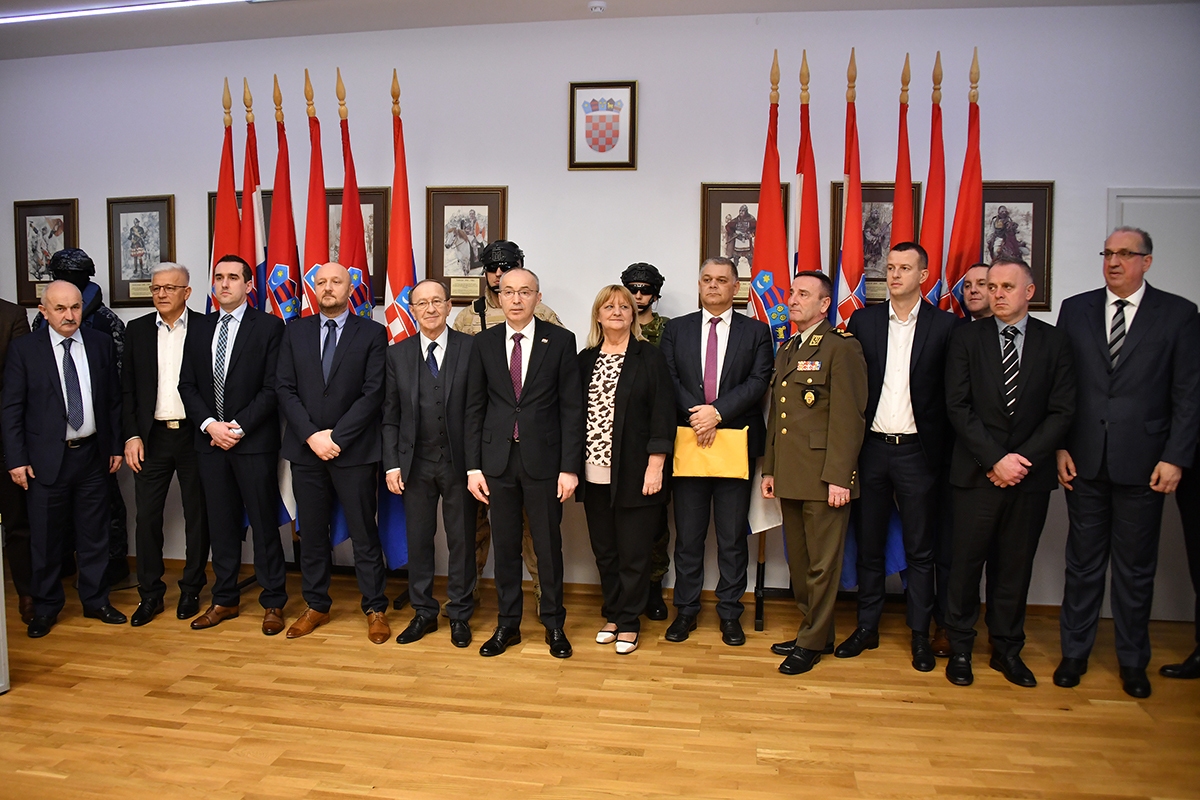 https://www.morh.hr/wp-content/gallery/potpisani-ugovori-o-nabavi-vojne-opreme-s-38-hrvatskih-tvrtki/20200217-potpisivanje-ugovora-12.jpg