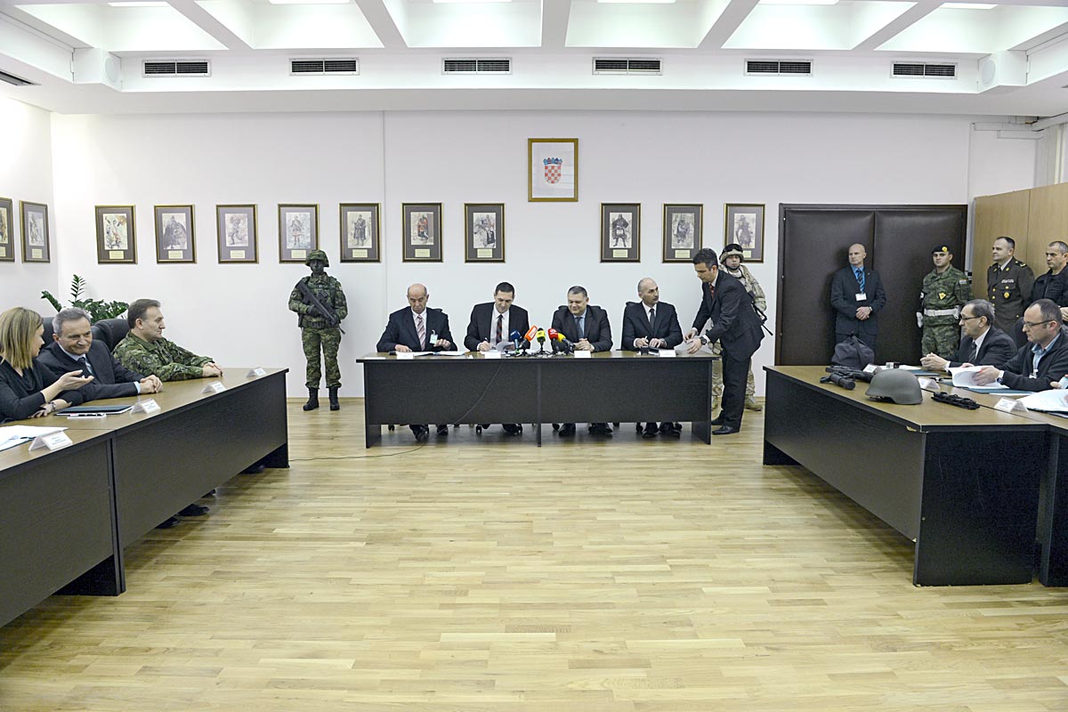 https://www.morh.hr/wp-content/gallery/potpisivanje-ugovora-o-nabavi-vojne-opreme-za-potrebe-os-rh/klaster_17012014_01.jpg