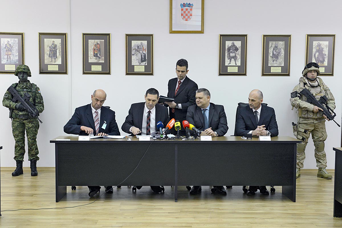 https://www.morh.hr/wp-content/gallery/potpisivanje-ugovora-o-nabavi-vojne-opreme-za-potrebe-os-rh/klaster_17012014_03.jpg