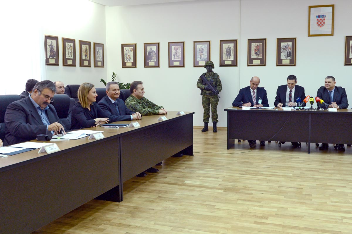 https://www.morh.hr/wp-content/gallery/potpisivanje-ugovora-o-nabavi-vojne-opreme-za-potrebe-os-rh/klaster_17012014_05.jpg