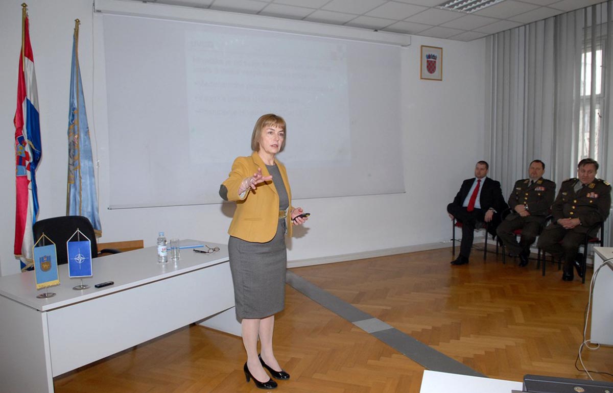 https://www.morh.hr/wp-content/gallery/potpredsjednica-vlade-odrala-predavanje-polaznicima-ratne-kole/pusic_hvu_08022013_05.jpg