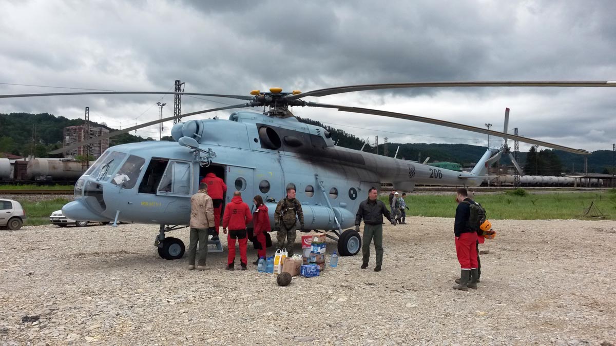 https://www.morh.hr/wp-content/gallery/povecan-broj-pripadnika-os-rh-u-obrani-od-poplava-u-rh/helikopter_20140517_105425.jpg