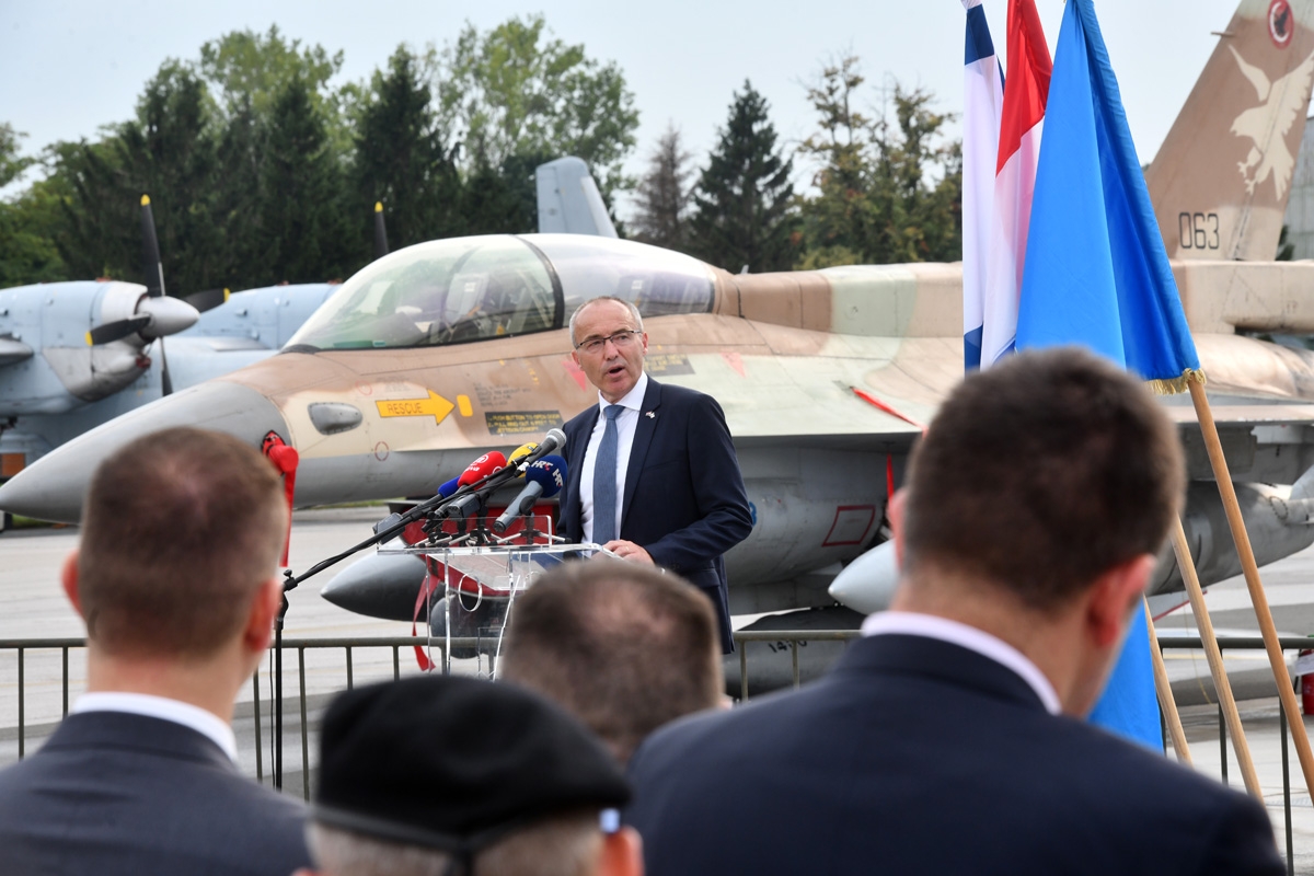 https://www.morh.hr/wp-content/gallery/povijesni-dolazak-aviona-f-16-barak-u-hrvatsku/f16_barak_hrvatska_02082018_15.jpg